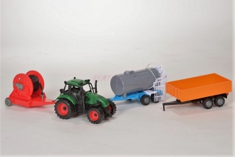 Traktor se třemi valníky